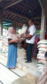 PENYALURAN BANTUAN PANGAN OLEH BULOG DI KALURAHAN MONGGOL